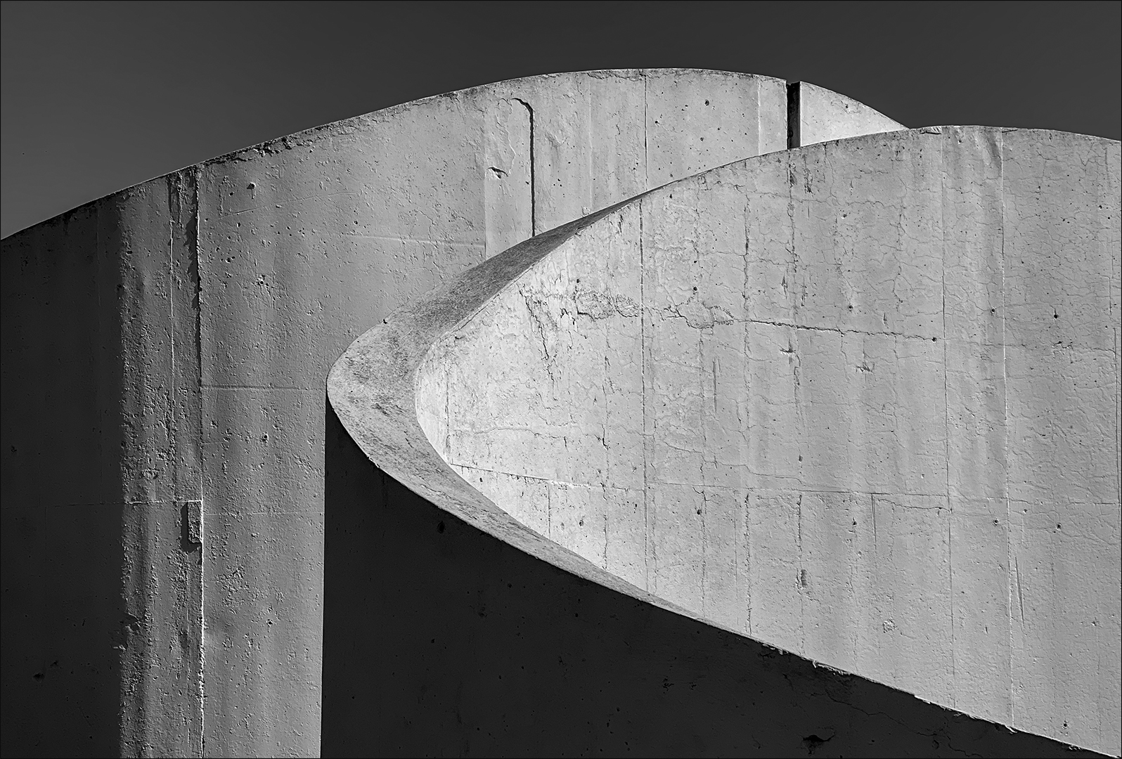 Curved Minimalism - Junior Pictorial Mono - Ralph Resnik